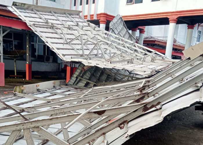 WASPADA!!! Atap Kantor Bupati dan Rumah Warga Beterbangan Akibat Dihantam Badai