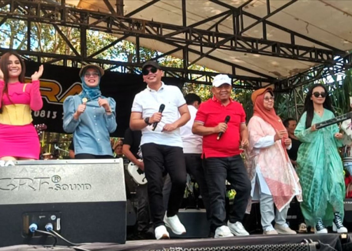 Membludak, Bupati dan Wabup Seluma Gelar Pesta Rakyat di Pantai Pandan Sari Penago I