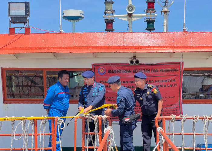 KKP Segel Kapal Keruk (Dredger) Pasir Berukuran 1.393 GT di Bengkulu Utara 