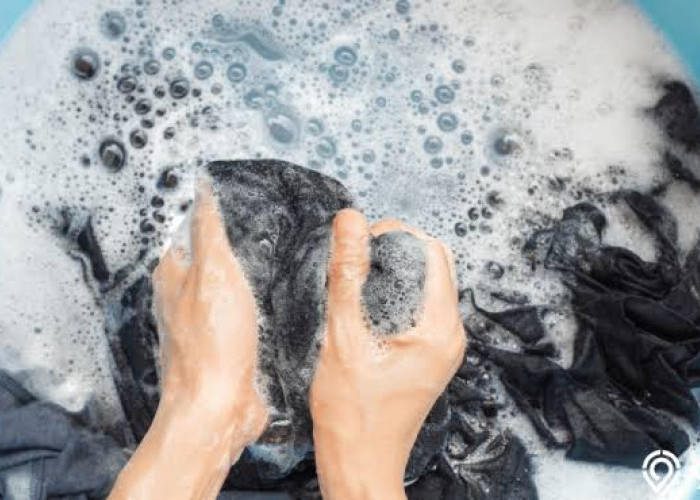 7 Cara Cuci Pakaian Hitam Agar Tidak Luntur, Salah Satunya Tambahkan Garam