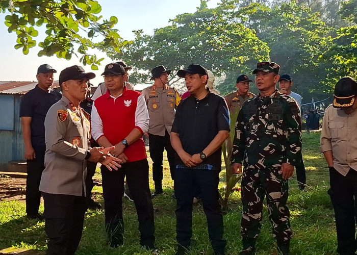 Program Radin Inten Asri, Korem 041 Gamas Bengkulu Bersama Forkopimda Bersihkan Pantai Panjang