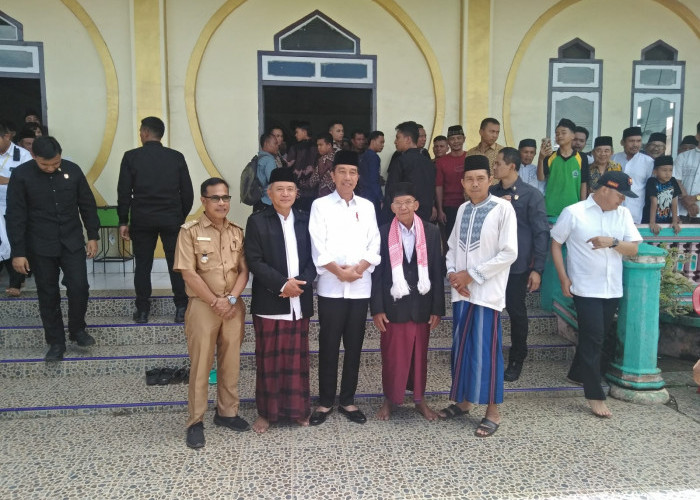 Agenda Shalat Jumat di Mesjid Raya Baitul Izza Batal, Presiden Joko Widodo Pilih Shalat di Mesjid Desa