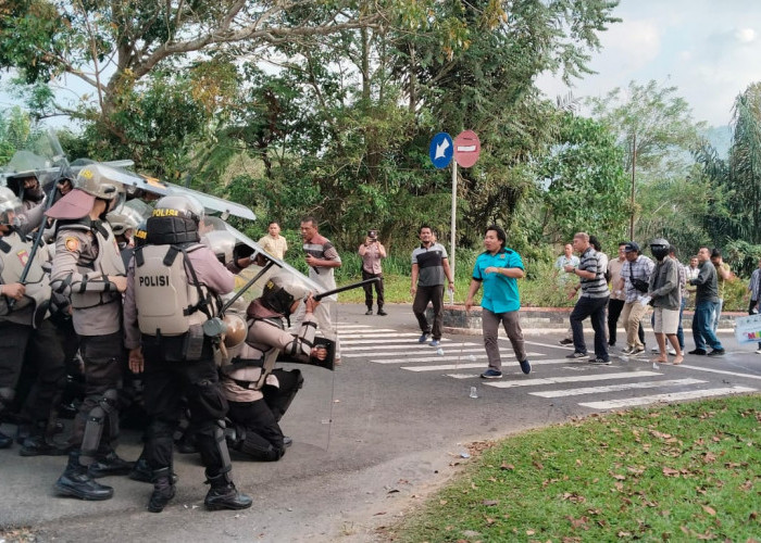 Tim Sukses Paslon Kepala Daerah Ribut dengan Petugas TPS, 1 Polisi Terkapar