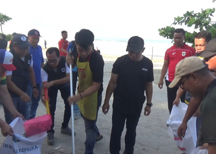  Salut!!! Universitas Terbuka Bengkulu Kerahkan Massa Bersihkan Pantai Panjang, Walikota Ucapkan Terima Kasih