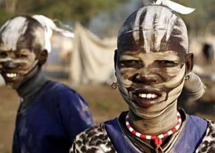 Berteriak Dilarang Apalagi Menangis, Perempuan Suku Ini Rela Wajahnya Disayat Pisau Biar Terlihat Cantik