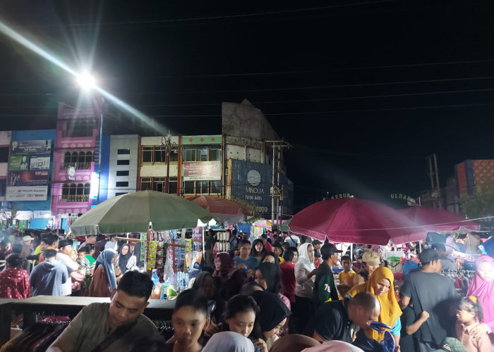 Malam Takbiran, Masyarakat Padati Pasar Tumpah di Jalan Soeprapto