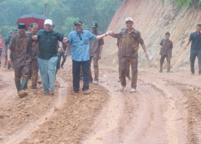 Bupati, Wabup dan Ketua DPRD Terobos Hujan Lebat Lalu Jalan Kaki Sejauh 1,3 Kilometer