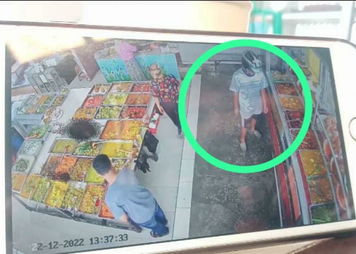 Rekaman CCTV, Pencuri Berhelm Beli Gulai Gasak Rp 7,8 Juta