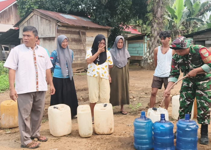 HUT TNI ke-81, Kodim 0428 Mukomuko Salurkan Air Bersih untuk Warga di Desa Air Bikuk