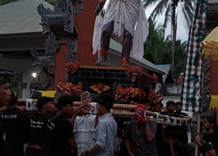 Ramai, Ratusan Umat Hindu Bali Bengkulu Tengah Arak Ogoh-ogoh