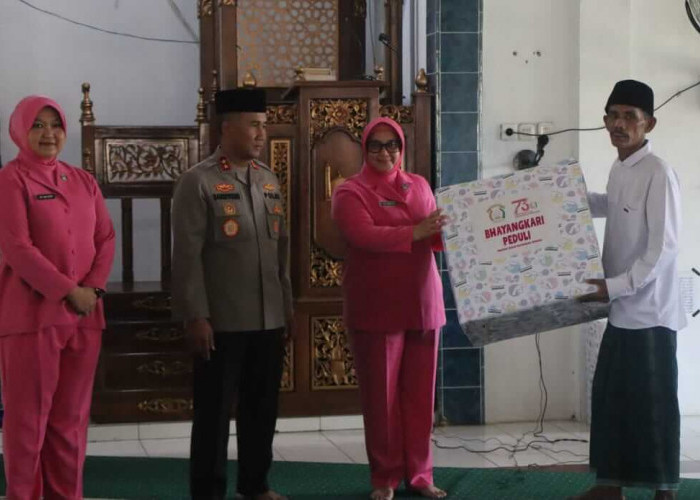 HUT Bhayangkara ke-79, Kapolda Bengkulu dan Ketua Bhayangkari Gelar Jumat Curhat dan Berkah