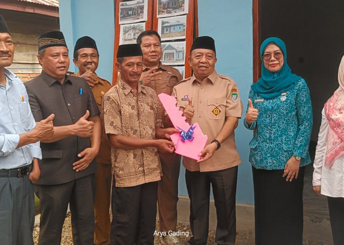 5 Rumah Warga Kurang Mampu di Desa Riak Siabun Seluma Dibedah Secara Gotong Royong