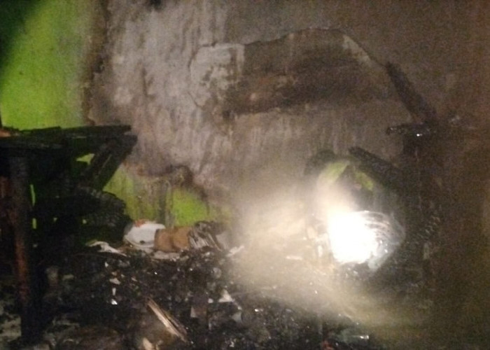 Diduga Korsleting, Rumah Warga di Desa Penago Baru Terbakar