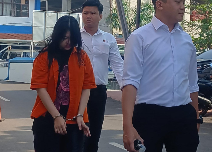 Rambut Tergerai, Yeyen Alias Cik Oboy Pakai Baju Baru di Mapolda Bengkulu
