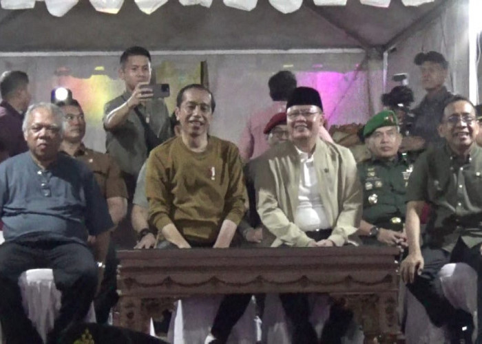 Presiden Jokowi Saksikan Festival Tabut dan Atraksi Dhol, Senang Lalu Berbagi Kaos