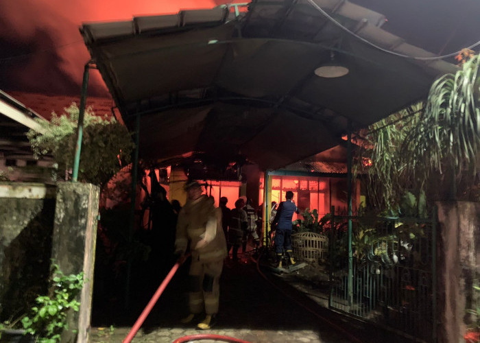 Rumah Milik Pensiunan PNS Sebelah Rumah Helmi di Sidomulyo Terbakar