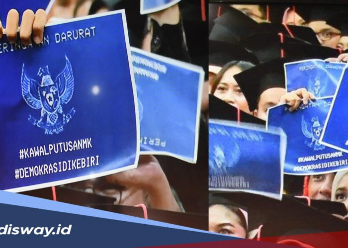 Viral! Wisudawan UI Tampil Beda, Bentangkan Poster ‘Peringatan Darurat’ saat Wisuda