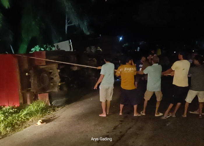 Jalinbar Bengkulu-Manna Berlubang, Truk Muatan Sawit Terguling di Desa Air Latak Seluma 