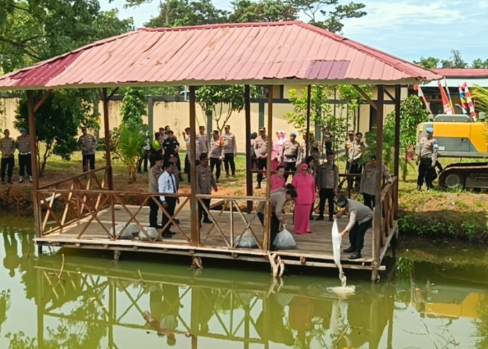Kapolda Bengkulu Tebar Benih Ikan dan Lepas Liarkan Burung Endemik Saat Kunker ke Polres Seluma