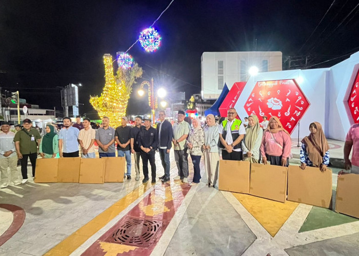 Walikota Serahkan 50 Unit Meja Portable untuk UMKM di Belungguk Point 