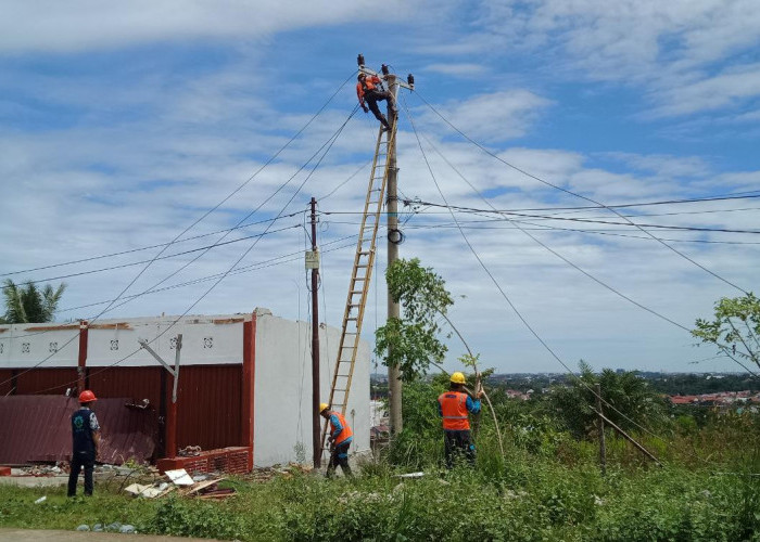 Akibat Badai Senin sore, 90.768 Pelanggan PLN Terdampak 