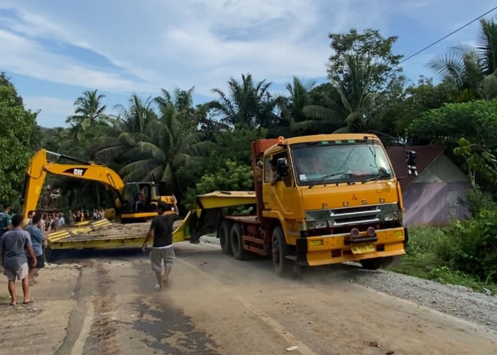 Trailer Pembawa Alat Berat Berhasil Dievakuasi, Akses Lalu Lintas di Bengkulu Utara Kembali Normal