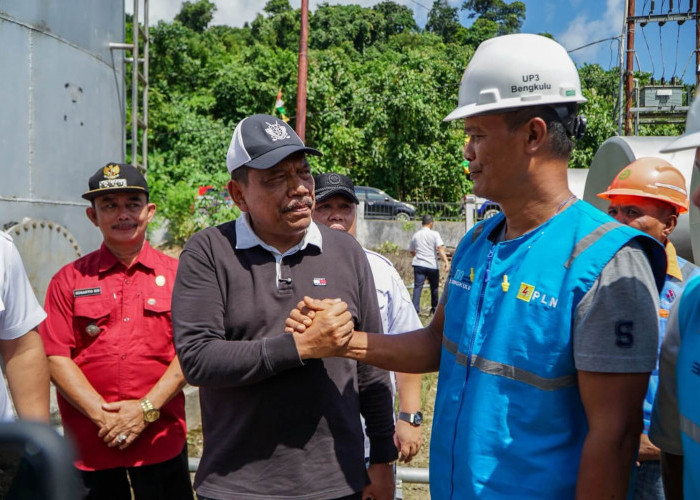 Wagub Mian dan Stafsus Kemendagri Cek UPTD PLN Enggano, Pastikan Listrik di Enggano Menyala