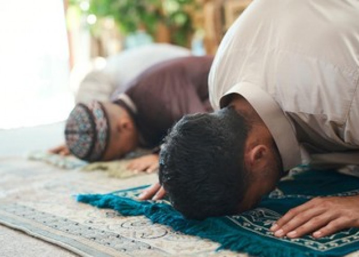 Menahan Buang Air Kecil dan Kentut saat Sholat, Sah atau Tidak?