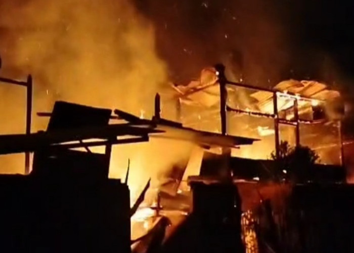 Kebakaran Hebat, 4 Unit Rumah di Rejang Lebong Ludes Terbakar