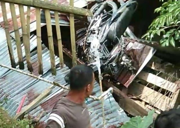 Kecelakaan Tunggal, Sepeda Motor dan Pengendara Tersangkut di Atap Rumah 