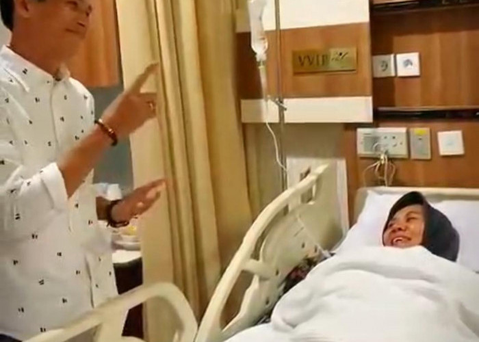 Wujud Perhatian, Bupati Kaur Gusril Pausi Kunjungi Warganya yang Dirawat di RSMY