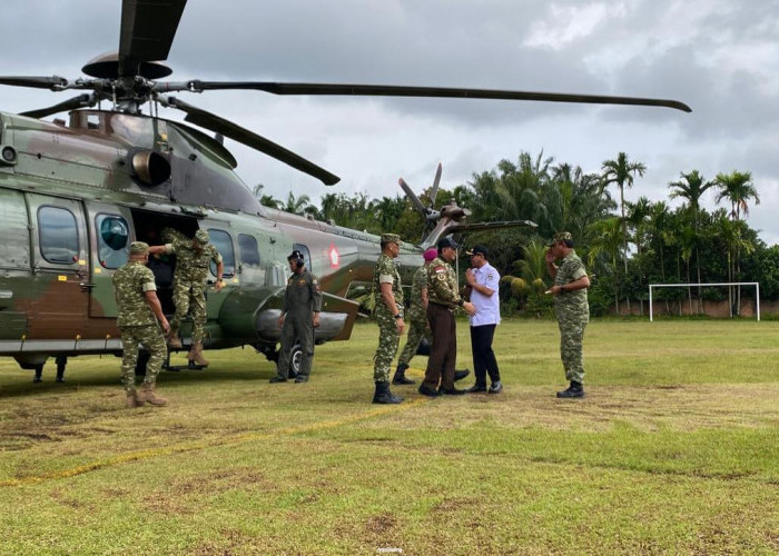 Gunakan Helikopter Super Puma, Menhan RI Sjafrie Sjamsoeddin Disambut Bupati Seluma Teddy Rahman 