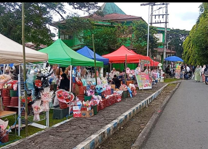 Kisah Pejuang Rupiah Penjual Buket, Berangkat Subuh dari Rumah Demi Mengejar Momen 