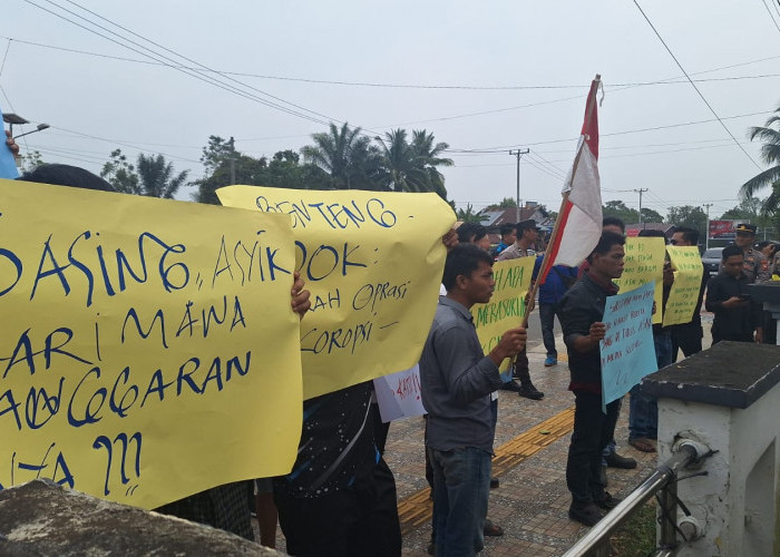 Kantor Bupati Bengkulu Tengah Digeruduk Ratusan Massa Gerakan Lima Kamis, Ajukan 11 Tuntutan 