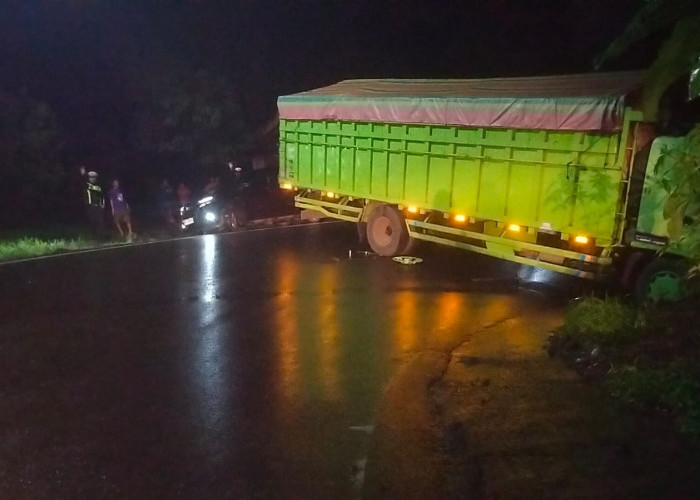Patah AS, Truk Fuso Melintangi Jalan di Kepahiang
