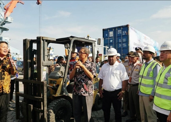 Tingkatkan Kesejahteraan, Gubernur Rohidin Akomodir Mobil Operasional Untuk TKBM Pelabuhan Pulau Baai