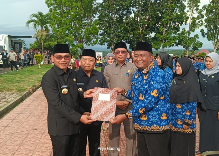  Bupati Seluma Serahkan SK CPNS 2024, Formasi Terbesar Tenaga Teknis dan Ada yang Berasal dari Makassar
