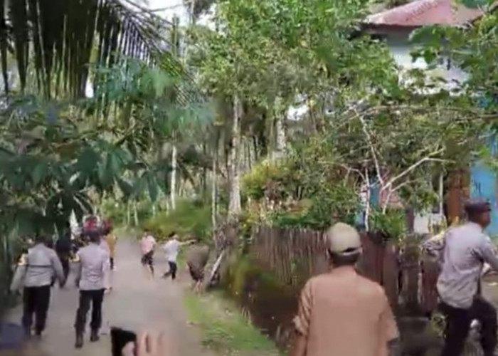 Rumah Terduga Pelaku Pembunuhan Sadis Cucu dan Nenek di Kaur, Luluh Lantak Diserbu Massa