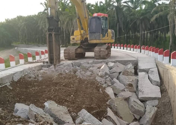 Jembatan Air Martan Seluma Ambrol Akibat Banjir Direhab Kontraktor