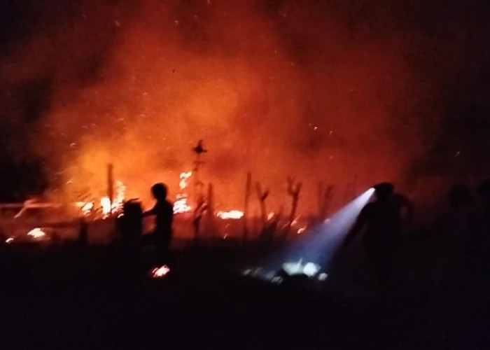 Lahan di Samping Kantor Kecamatan Tetap Kabupaten Kaur Terbakar