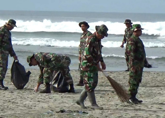 Personel Gabungan dan Ormas Kumpulkan 4 Ton Sampah di Pantai Panjang