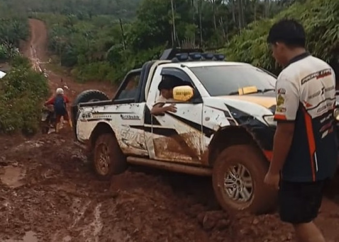 Curah Hujan Tinggi, Akses Jalan Menuju Desa Padang Capo Rusak Parah