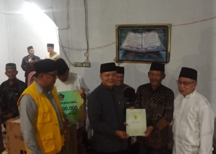 Safari Ramadhan di Bengkulu Selatan, Gubernur Rohidin Bawa Bantuan Rp 940 Juta