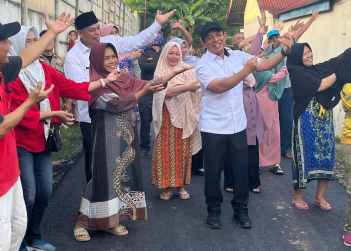 Ekspresi Bahagia Jalan Dibangun, Warga Ajak Walikota Bengkulu Joget