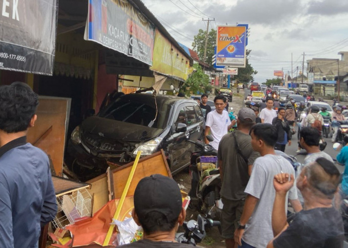 Laka Tunggal, Minibus Avanza Seruduk Warung Ayam Geprek di Sawah Lebar Bengkulu