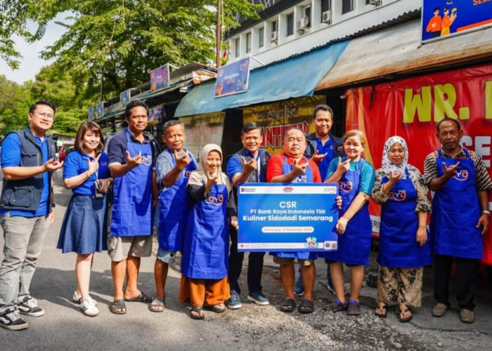 Perkuat Ekonomi Pelaku Usaha, Bank Raya Serahkan Dukungan Prasarana ke PKL di Cluster Unggulan Semarang