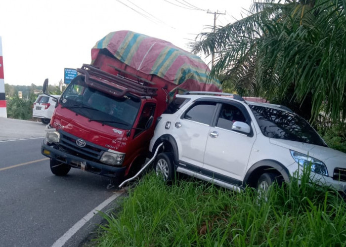 Kecelakaan di Kilometer 57 Dusun Baru, Truk Sawit Tabrak Daihatsu Terios