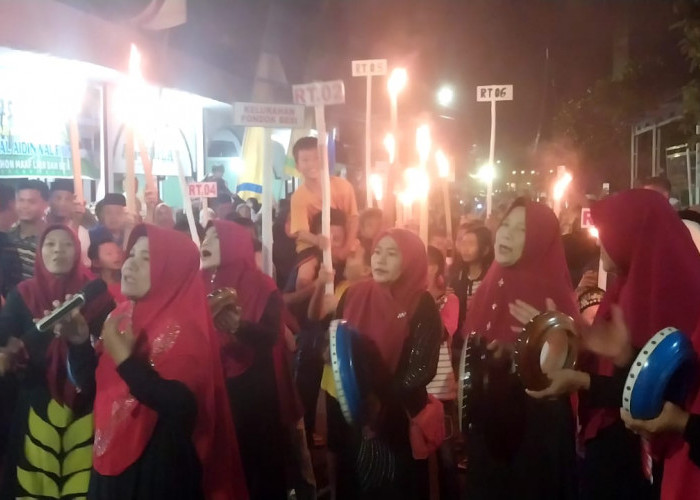 Antusias Sambut Idul Fitri, Warga Kelurahan Pondok Besi Pawai Obor Diiringi Tabuhan Rebana