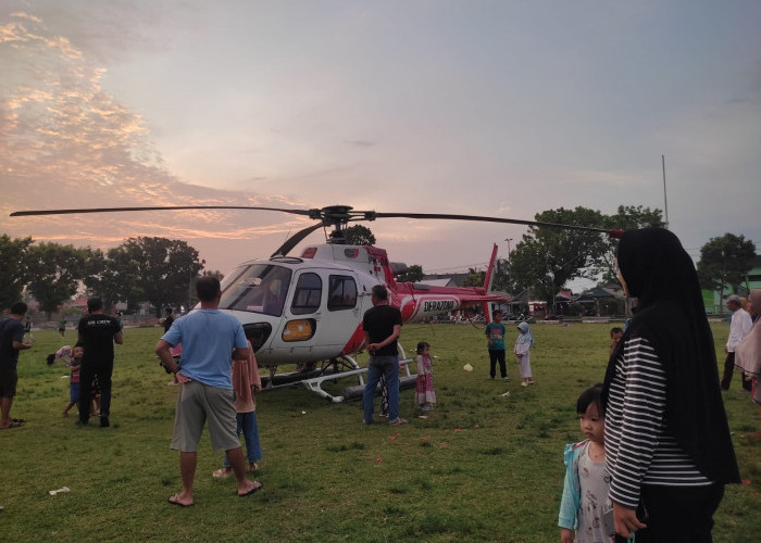 Warga Heboh, Helikopter Mendadak Landing di Lapangan Merdeka Kaur