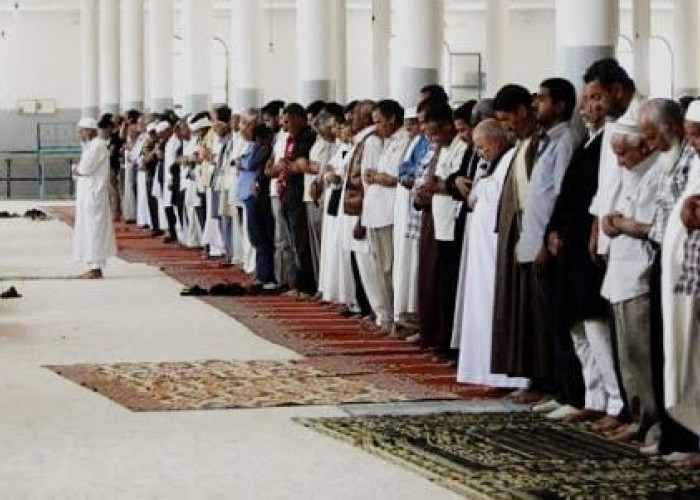 7 Adab Ketika Seorang Muslim Menjadi Imam Shalat, Tidak Boleh Sembarangan